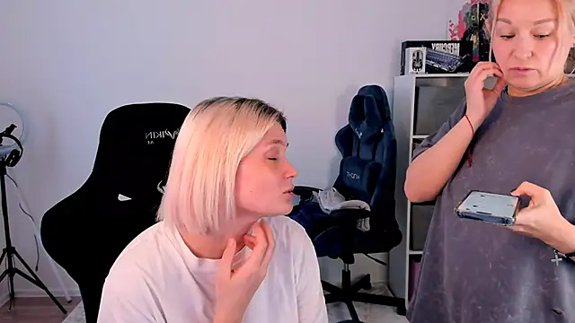 Snapshot of hotblonds chatting on December 2025 11:29:01 AM hotblonds online show from December 2025 11:29:01 AM