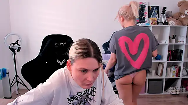 Snapshot of hotblonds chatting on February 2026 11:46:02 AM hotblonds online show from February 2026 11:46:02 AM