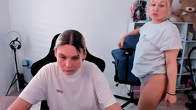 Snapshot of hotblonds chatting on February 2026 11:25:02 AM hotblonds online show from February 2026 11:25:02 AM