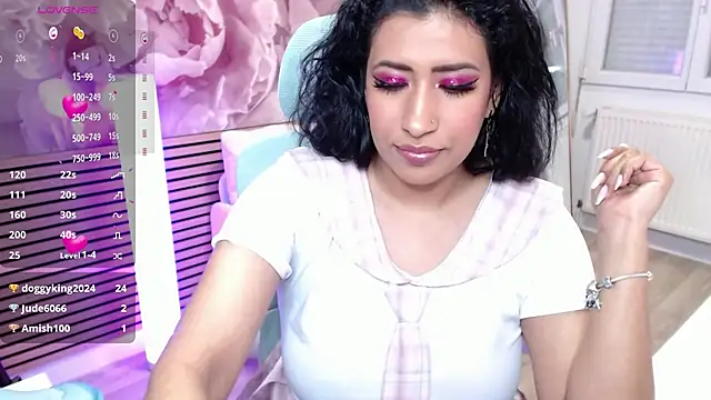 Snapshot of elettra_love chatting on February 2025 01:07:01 PM elettra love online show from February 2025 01:07:01 PM