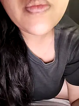 Snapshot of Annerae chatting on December 2025 03:19:02 PM Annerae online show from December 2025 03:19:02 PM