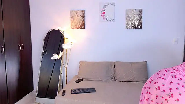 SarahCinnamon- online show from April 2026 08:34:01 PM