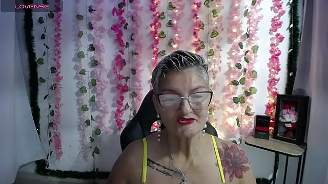 Snapshot of bety-cum2 chatting on February 2025 01:06:01 PM bety-cum2 online show from February 2025 01:06:01 PM
