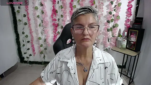 Snapshot of bety-cum2 chatting on February 2025 10:54:01 PM bety-cum2 online show from February 2025 10:54:01 PM