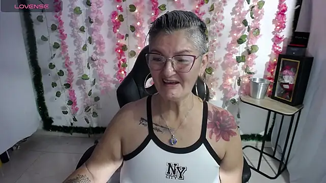 Snapshot of bety-cum2 chatting on February 2025 04:32:01 PM bety-cum2 online show from February 2025 04:32:01 PM