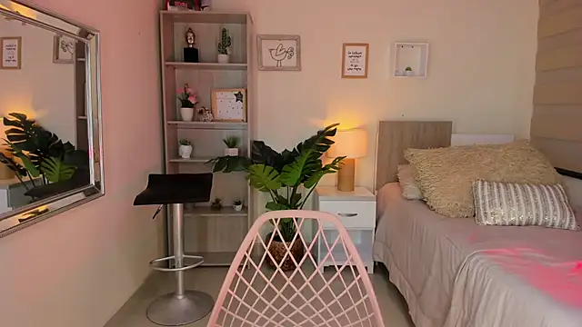 Snapshot of little_antonela chatting on December 2024 04:43:01 PM little antonela online show from December 2024 04:43:01 PM