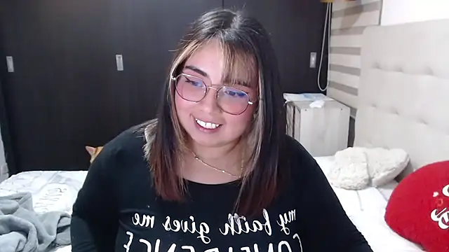 Snapshot of yini_angel chatting on June 2026 04:20:01 AM yini angel online show from June 2026 04:20:01 AM