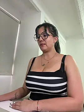 Snapshot of SWEETLILY18 chatting on March 2025 09:32:02 PM SWEETLILY18 online show from March 2025 09:32:02 PM