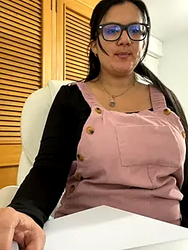 Snapshot of SWEETLILY18 chatting on September 2025 10:10:02 PM SWEETLILY18 online show from September 2025 10:10:02 PM