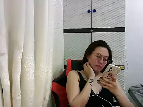 crizzybel online show from March 2025 05:49:02 PM