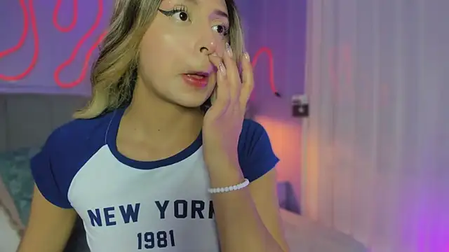 Snapshot of Sofly_s chatting on November 2025 12:05:02 PM Sofly s online show from November 2025 12:05:02 PM