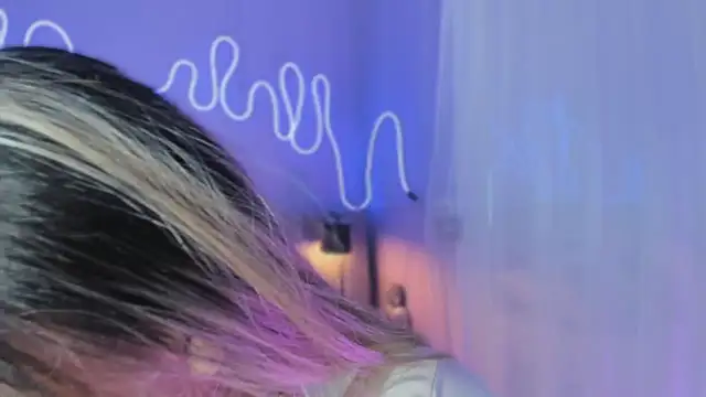 Snapshot of Sofly_s chatting on November 2025 03:28:01 AM Sofly s online show from November 2025 03:28:01 AM