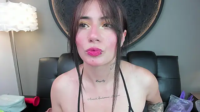 Snapshot of miss_sharlotte18 chatting on February 2025 06:04:01 PM miss sharlotte18 online show from February 2025 06:04:01 PM