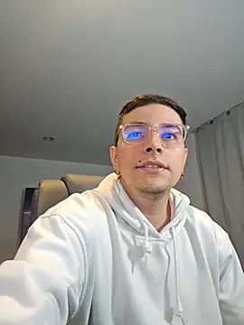 Snapshot of Jhoan_saenz chatting on October 2025 04:32:01 AM Jhoan saenz online show from October 2025 04:32:01 AM