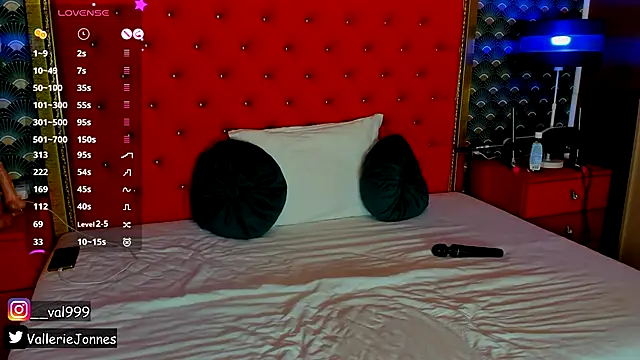 Snapshot of VallerieJones chatting on November 2025 09:28:01 PM VallerieJones online show from November 2025 09:28:01 PM