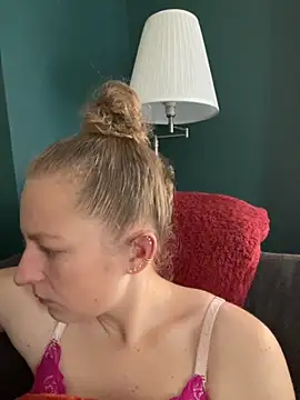 Snapshot of Girlnina-1995 chatting on October 2025 10:41:01 AM Girlnina-1995 online show from October 2025 10:41:01 AM