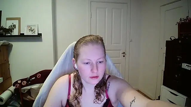 Snapshot of Girlnina-1995 chatting on February 2026 08:32:01 AM Girlnina-1995 online show from February 2026 08:32:01 AM