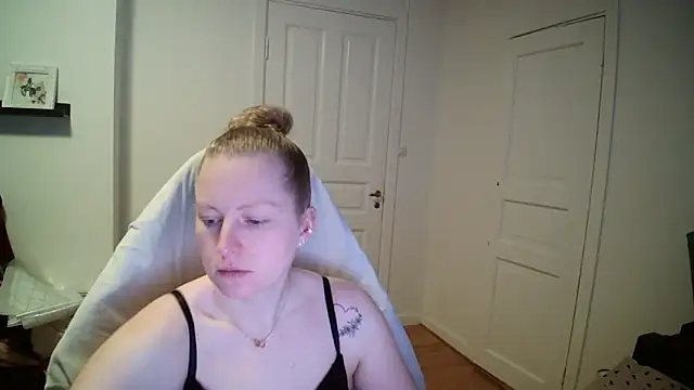 Snapshot of Girlnina-1995 chatting on March 2026 09:27:01 AM Girlnina-1995 online show from March 2026 09:27:01 AM