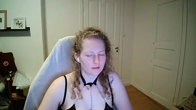 Snapshot of Girlnina-1995 chatting on March 2026 06:34:02 PM Girlnina-1995 online show from March 2026 06:34:02 PM