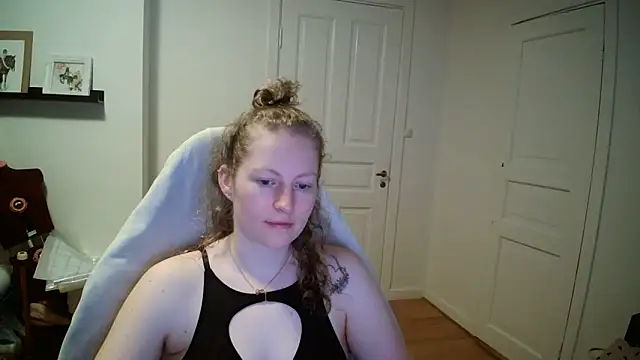 Snapshot of Girlnina-1995 chatting on March 2026 06:39:02 AM Girlnina-1995 online show from March 2026 06:39:02 AM