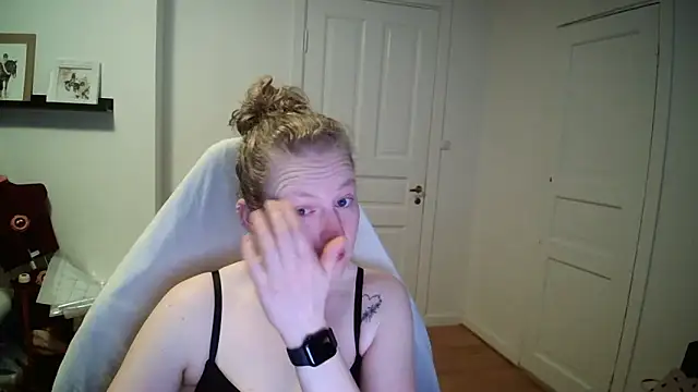 Snapshot of Girlnina-1995 chatting on March 2026 06:29:01 AM Girlnina-1995 online show from March 2026 06:29:01 AM