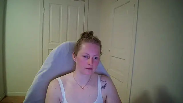 Girlnina-1995 online show from April 2026 06:12:01 PM