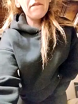 eatmeplease44 online show from March 2026 09:18:02 PM