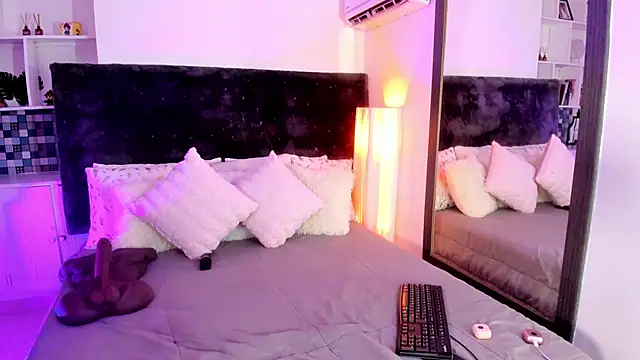 Karlagonzales  online show from June 2026 06:47:01 PM
