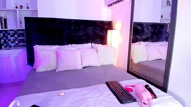 Karlagonzales  online show from June 2026 06:32:02 PM