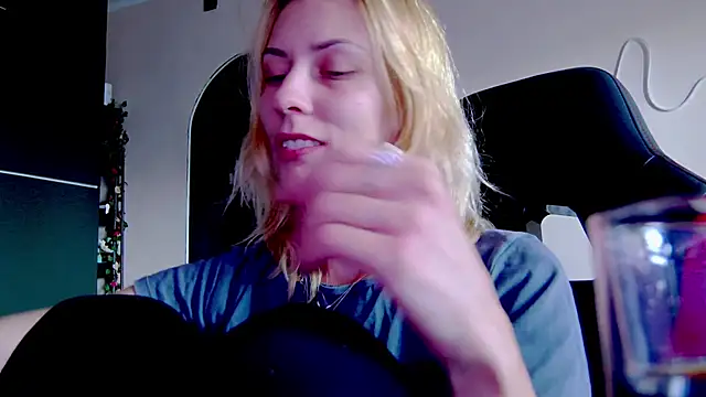 karo123421 online show from October 2025 12:00:02 PM