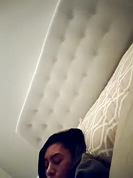 Leaberry online show from November 2025 04:48:02 AM