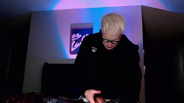 Snapshot of Snarfle82 chatting on November 2025 01:04:01 AM Snarfle82 online show from November 2025 01:04:01 AM