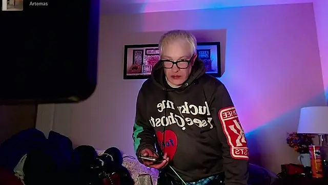 Snapshot of Snarfle82 chatting on December 2025 04:00:02 AM Snarfle82 online show from December 2025 04:00:02 AM