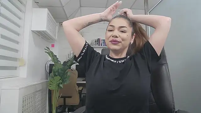 Snapshot of Ella_sweety chatting on February 2026 06:11:01 AM Ella sweety online show from February 2026 06:11:01 AM