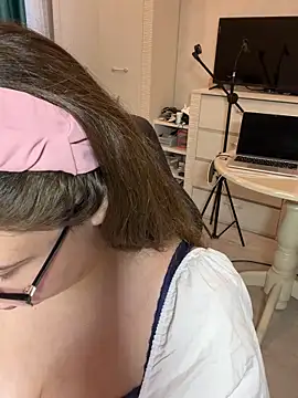 Snapshot of DienkaGreen chatting on November 2025 08:37:01 AM DienkaGreen online show from November 2025 08:37:01 AM