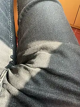 Snapshot of MAHKE12 chatting on November 2025 10:05:01 AM MAHKE12 online show from November 2025 10:05:01 AM