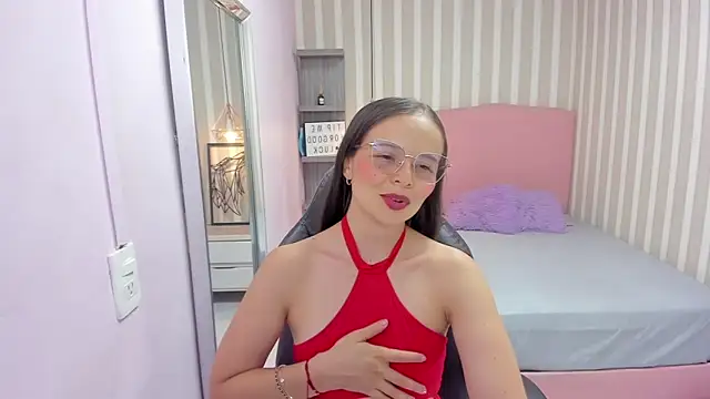LORELAIGIVEN online show from May 2026 12:32:01 PM