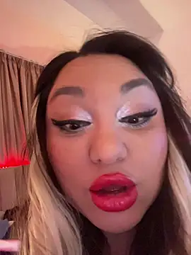 Snapshot of Larissa_K chatting on November 2025 05:28:02 AM Larissa K online show from November 2025 05:28:02 AM