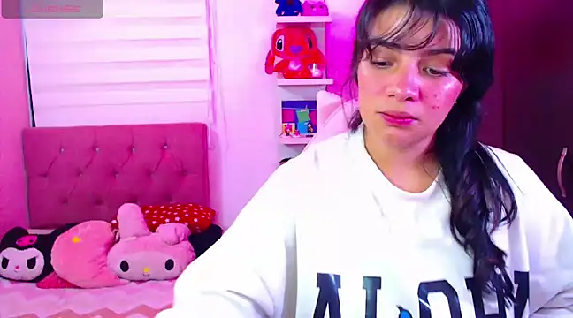 Snapshot of Vannessa__Shy chatting on December 2024 10:07:01 PM Vannessa Shy online show from December 2024 10:07:01 PM