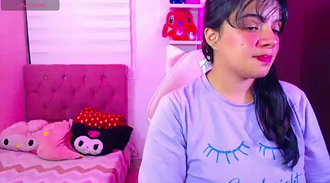 Snapshot of Vannessa__Shy chatting on December 2024 11:46:01 PM Vannessa Shy online show from December 2024 11:46:01 PM