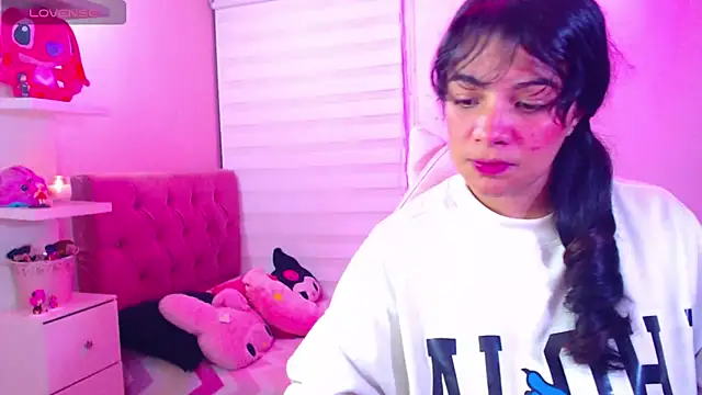 Snapshot of Vannessa__Shy chatting on December 2024 11:51:01 PM Vannessa Shy online show from December 2024 11:51:01 PM