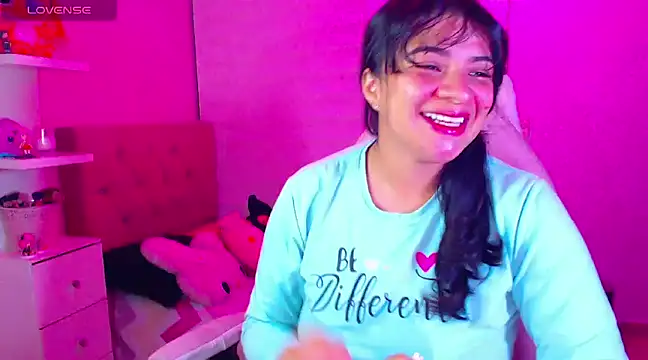 Snapshot of Vannessa__Shy chatting on December 2024 02:57:01 AM Vannessa Shy online show from December 2024 02:57:01 AM