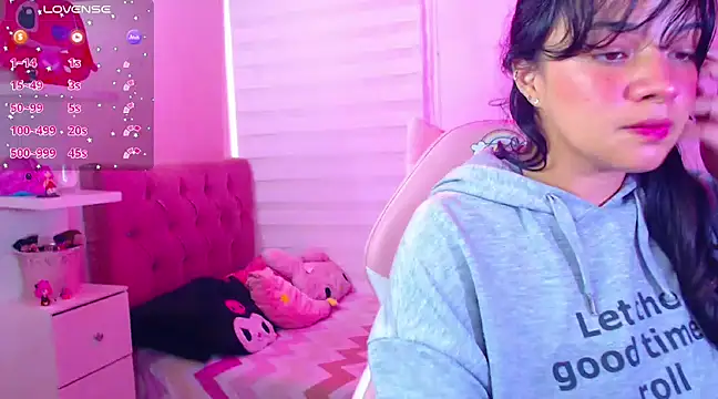 Snapshot of Vannessa__Shy chatting on December 2024 08:01:02 PM Vannessa Shy online show from December 2024 08:01:02 PM