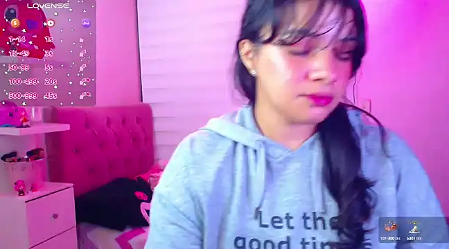 Snapshot of Vannessa__Shy chatting on December 2024 11:03:01 PM Vannessa Shy online show from December 2024 11:03:01 PM