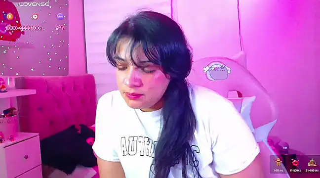 Snapshot of Vannessa__Shy chatting on December 2024 11:21:01 PM Vannessa Shy online show from December 2024 11:21:01 PM