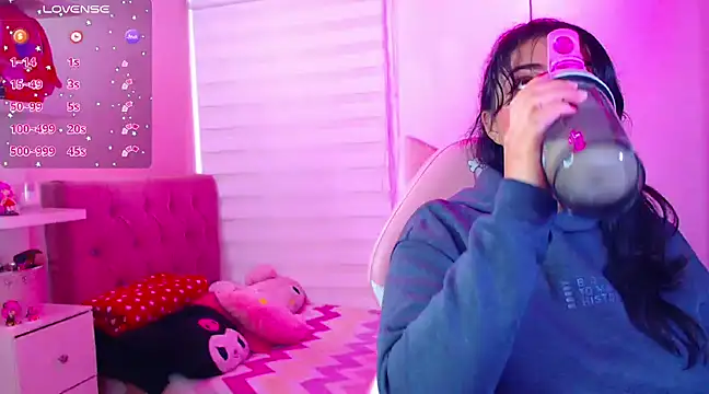 Snapshot of Vannessa__Shy chatting on December 2024 09:20:01 PM Vannessa Shy online show from December 2024 09:20:01 PM