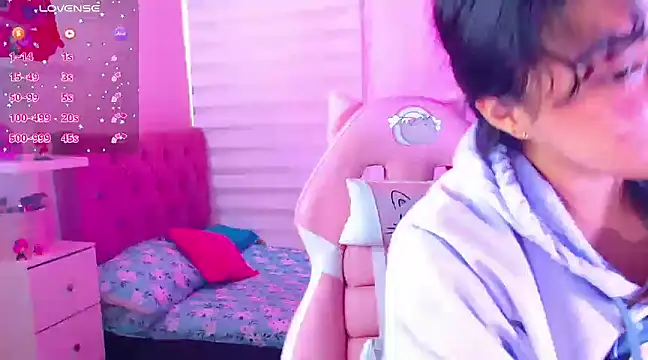 Snapshot of Vannessa__Shy chatting on December 2024 04:46:02 PM Vannessa Shy online show from December 2024 04:46:02 PM