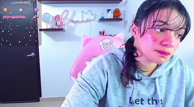 Snapshot of Vannessa__Shy chatting on February 2025 04:25:01 PM Vannessa Shy online show from February 2025 04:25:01 PM