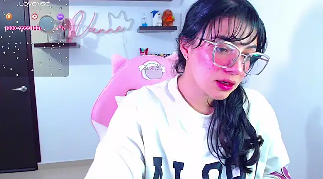 Snapshot of Vannessa__Shy chatting on February 2025 11:10:02 PM Vannessa Shy online show from February 2025 11:10:02 PM