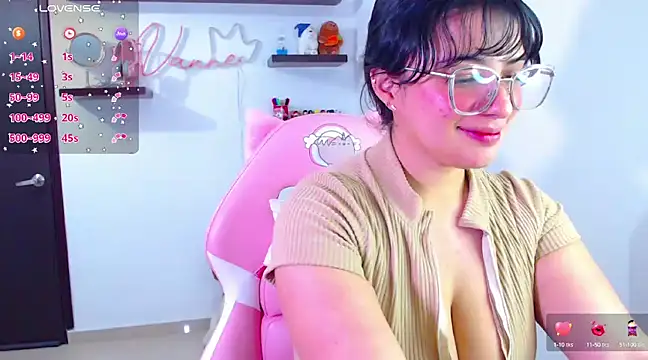 Snapshot of Vannessa__Shy chatting on February 2025 07:03:01 PM Vannessa Shy online show from February 2025 07:03:01 PM